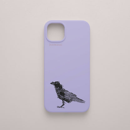 Funda KARKASA lila con ilustración minimalista de un cuervo negro posado, dibujo en tinta del artista Daniel Buitrón.