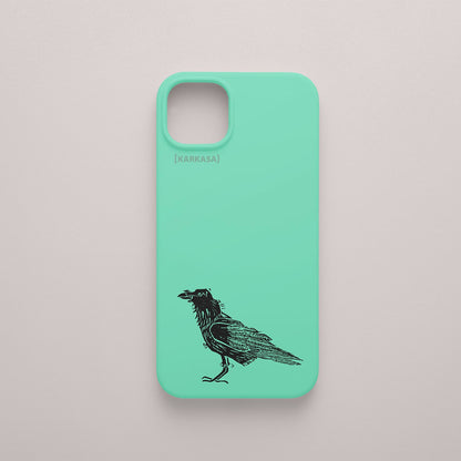 Funda KARKASA verde menta con ilustración minimalista de un cuervo negro posado, dibujo en tinta del artista Daniel Buitrón.