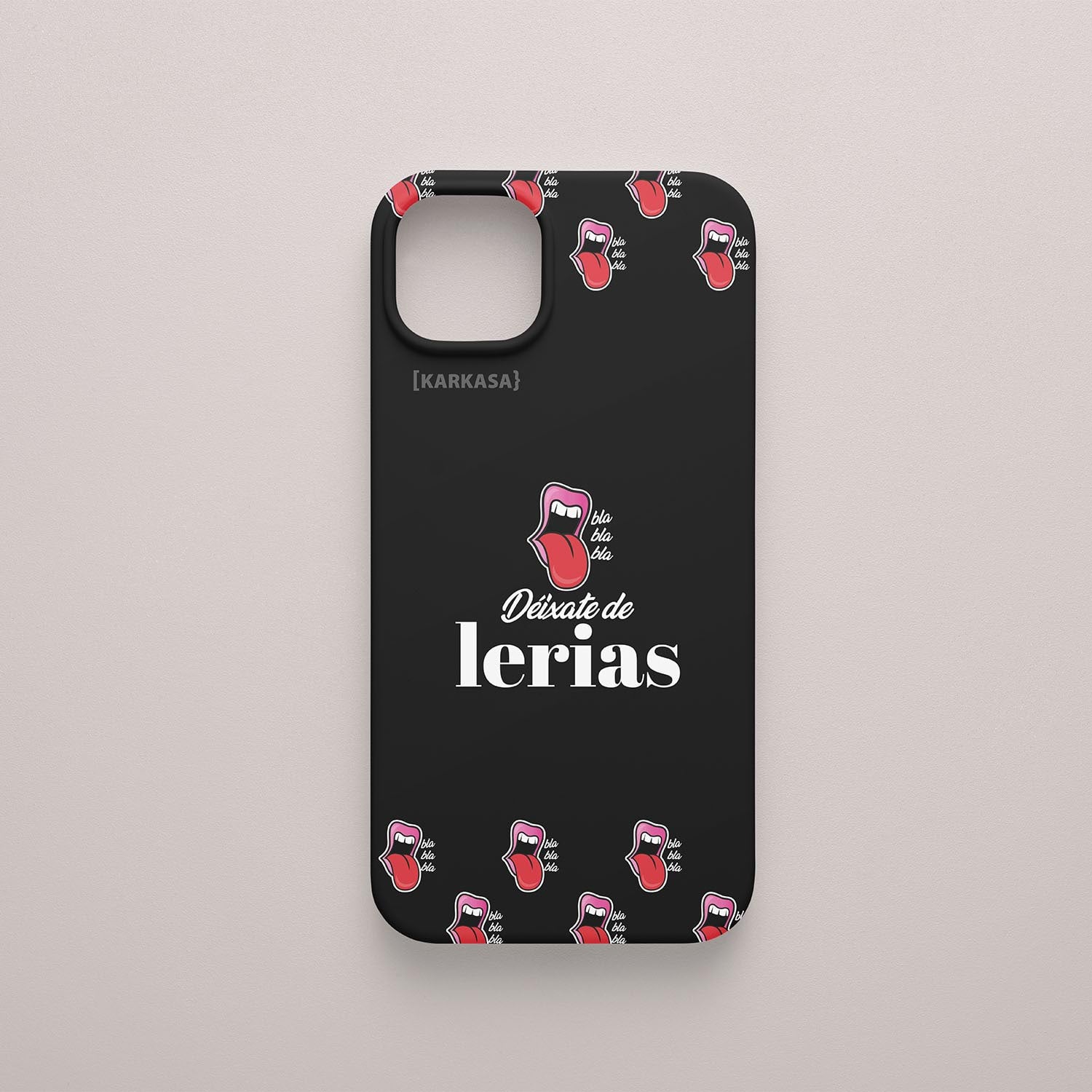 Funda negra con patrón de bocas sacando la lengua estilo rock y la frase gallega "Déixate de lerias" (Déjate de tonterías), de Son un Toxo.