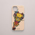 Funda KARKASA rosa nude con ilustración colorida de una cabeza de dragón estilo tatuaje neo-tradicional, diseño de Gabriel Taccone.