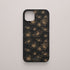 Funda KARKASA Silk Touch negra con dibujo de flores exóticas en trazo lineal dorado. Carcasa mate de silicona estilo artístico.