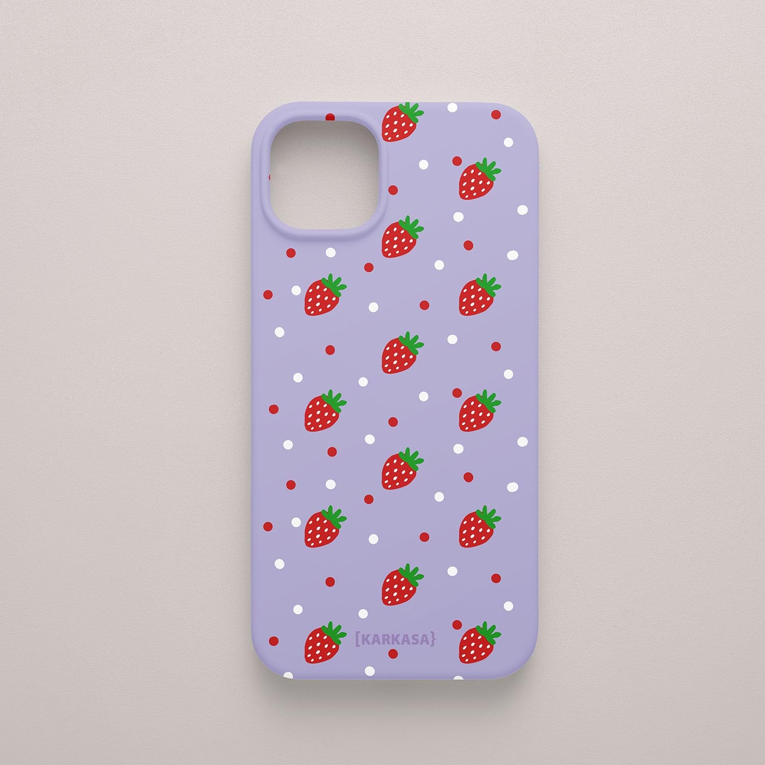 Funda KARKASA Silk Touch lila con estampado pop de fresas rojas y lunares blancos. Carcasa mate de silicona estilo frutal.