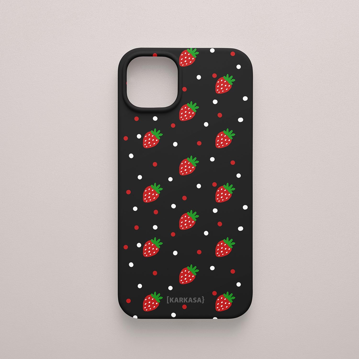 Funda KARKASA Silk Touch negra con estampado pop de fresas rojas y lunares blancos. Carcasa mate de silicona estilo frutal.