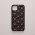 Funda KARKASA Silk Touch negra con estampado pop de fresas rojas y lunares blancos. Carcasa mate de silicona estilo frutal.
