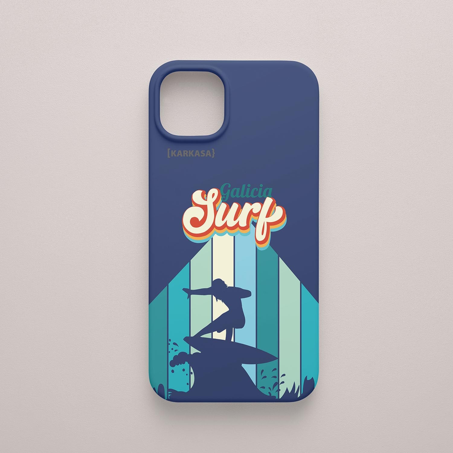 Funda KARKASA Silk Touch azul marino con diseño gráfico retro de surf en Galicia, silueta de surfista y letras estilo años 70.