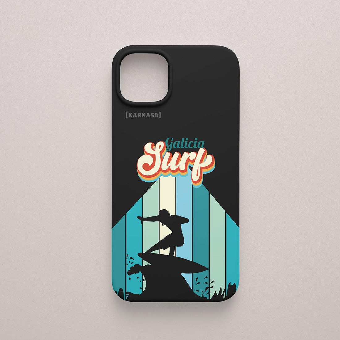 Funda KARKASA Silk Touch negra con diseño gráfico retro de surf en Galicia, silueta de surfista y letras estilo años 70.