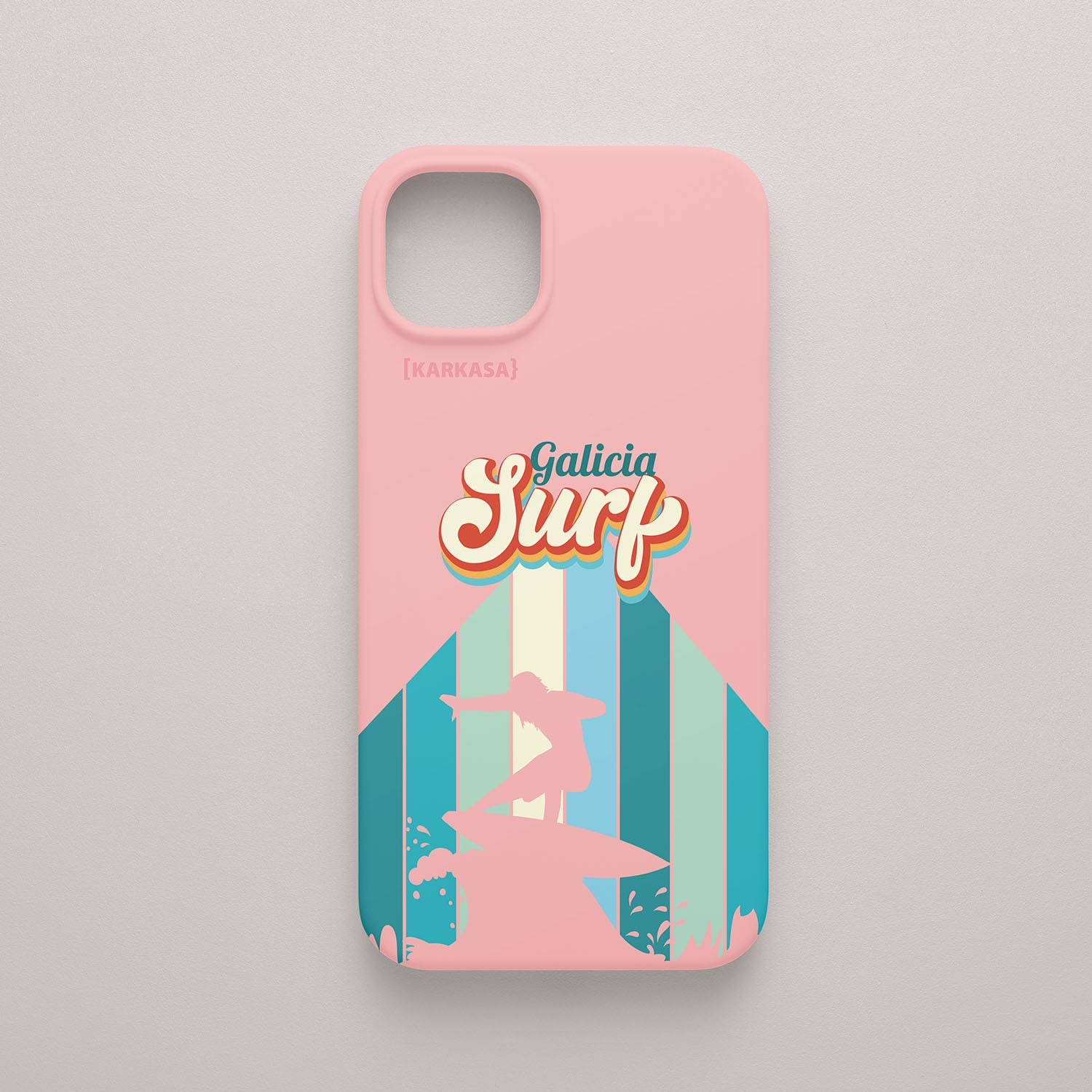 Funda KARKASA Silk Touch rosa chicle con diseño gráfico retro de surf en Galicia, silueta de surfista y letras estilo años 70.