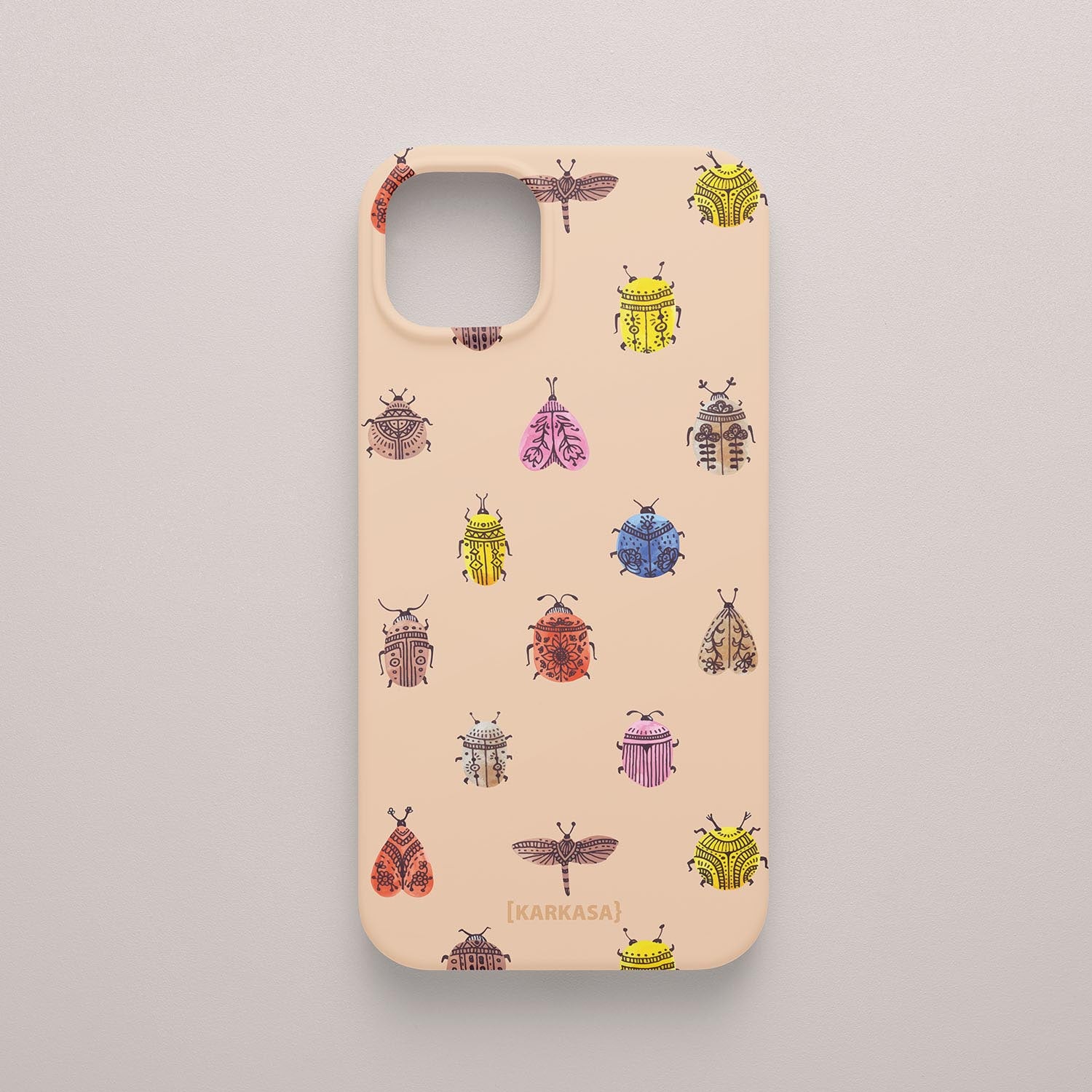Funda KARKASA Silk Touch rosa nude con patrón de escarabajos, polillas y libélulas coloridos con detalles tribales. Carcasa diseño boho nature.
