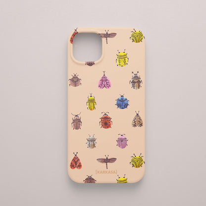 Funda KARKASA Silk Touch rosa nude con patrón de escarabajos, polillas y libélulas coloridos con detalles tribales. Carcasa diseño boho nature.
