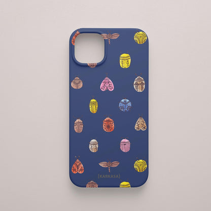 Funda KARKASA Silk Touch azul marino con patrón de escarabajos, polillas y libélulas coloridos con detalles tribales. Carcasa diseño boho nature.