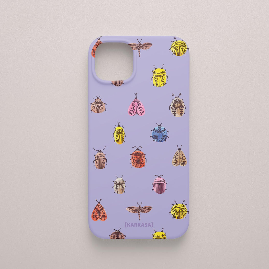 Funda KARKASA Silk Touch lila con patrón de escarabajos, polillas y libélulas coloridos con detalles tribales. Carcasa diseño boho nature.