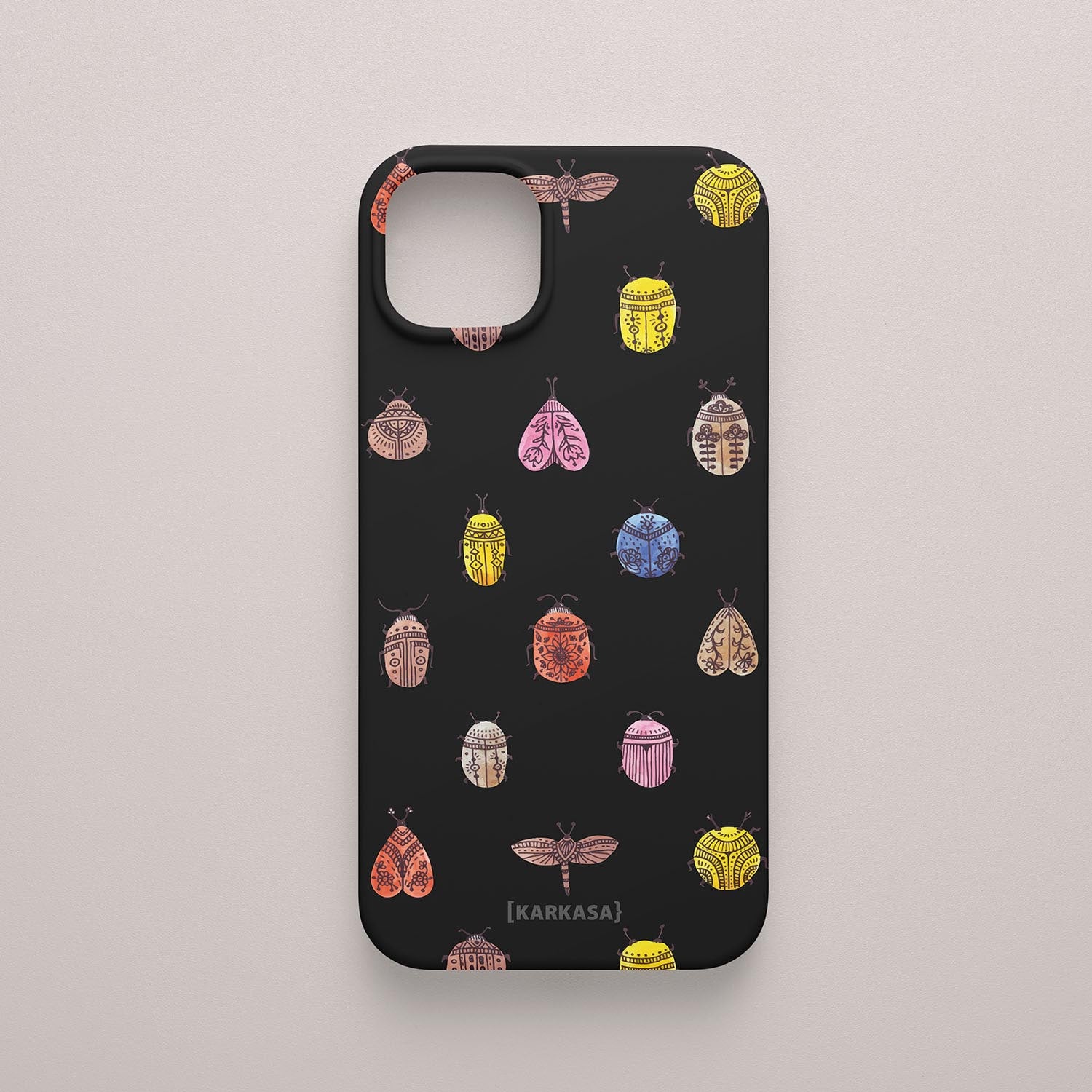Funda KARKASA Silk Touch negra con patrón de escarabajos, polillas y libélulas coloridos con detalles tribales. Carcasa diseño boho nature.