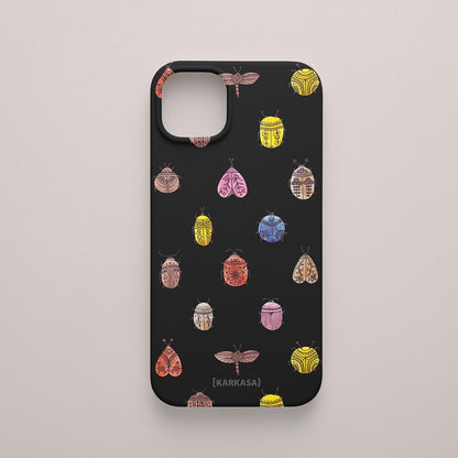 Funda KARKASA Silk Touch negra con patrón de escarabajos, polillas y libélulas coloridos con detalles tribales. Carcasa diseño boho nature.