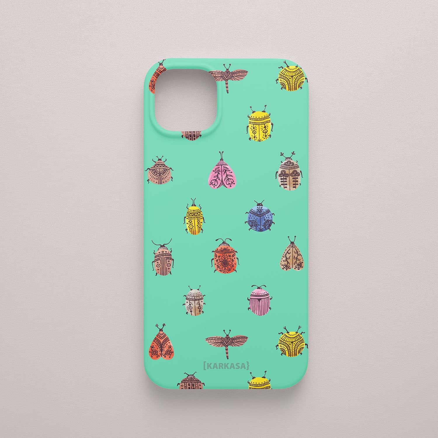Funda KARKASA Silk Touch verde menta con patrón de escarabajos, polillas y libélulas coloridos con detalles tribales. Carcasa diseño boho nature.