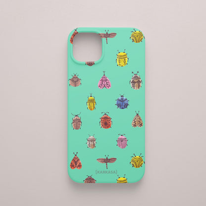 Funda KARKASA Silk Touch verde menta con patrón de escarabajos, polillas y libélulas coloridos con detalles tribales. Carcasa diseño boho nature.
