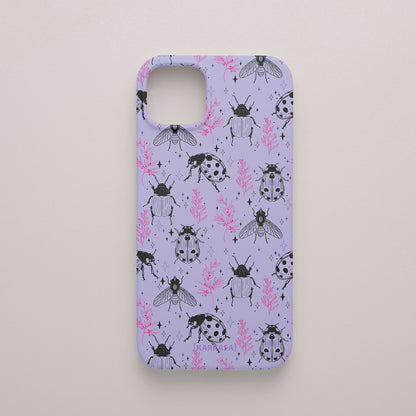 Funda KARKASA Silk Touch lila con patrón de insectos (abejas, mariquitas) en negro y ramas de hojas en color rosa coral. Carcasa diseño naturaleza.