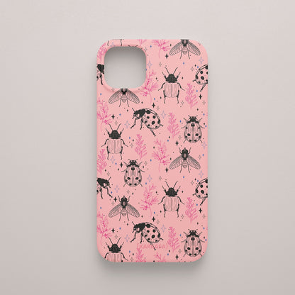 Funda KARKASA Silk Touch rosa chicle con patrón de insectos (abejas, mariquitas) en negro y ramas de hojas en color rosa coral. Carcasa diseño naturaleza.