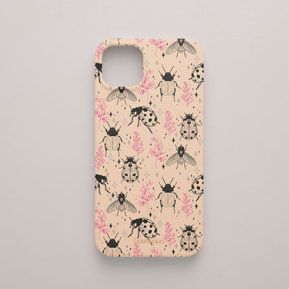 Funda KARKASA Silk Touch rosa nude con patrón de insectos (abejas, mariquitas) en negro y ramas de hojas en color rosa coral. Carcasa diseño naturaleza.
