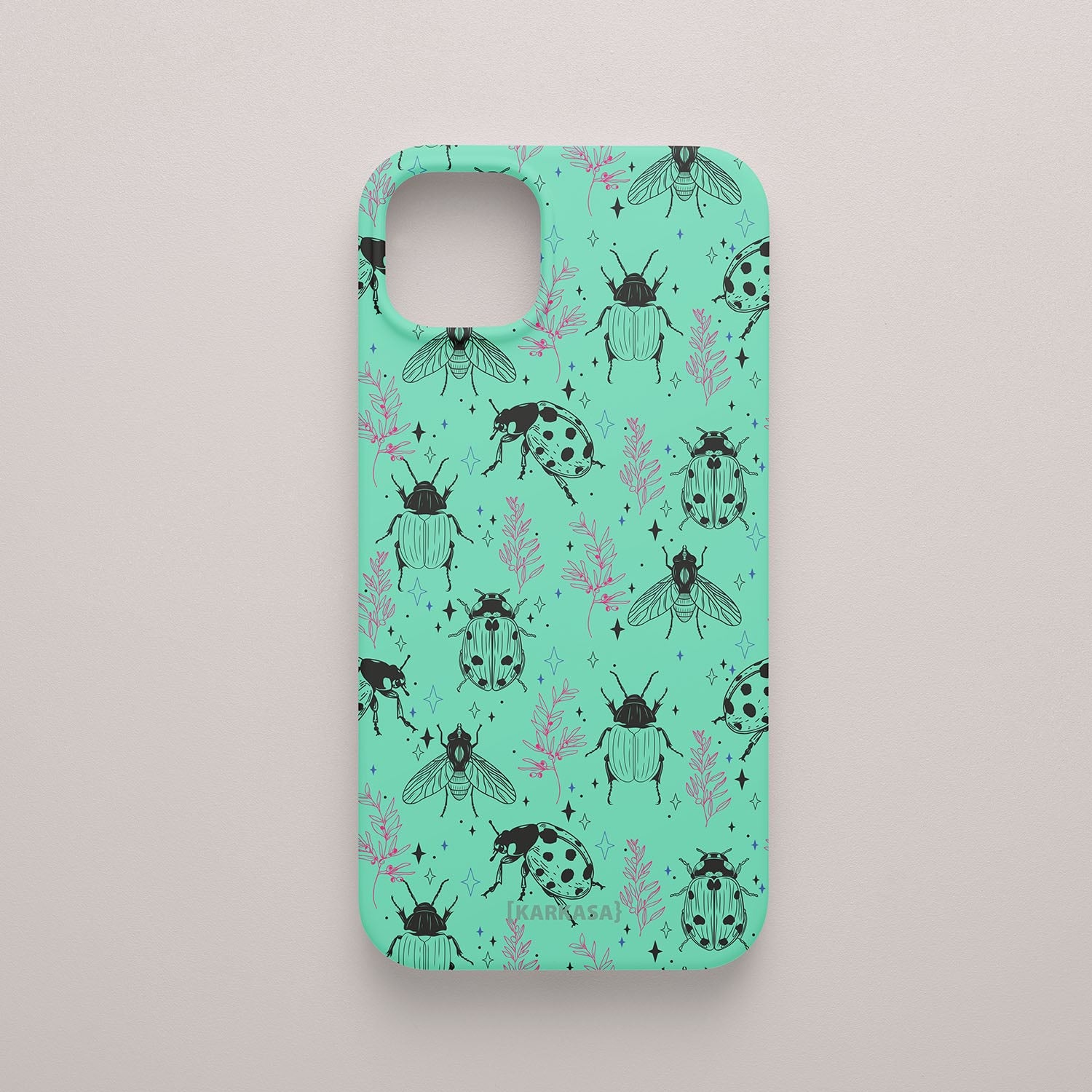 Funda KARKASA Silk Touch verde menta con patrón de insectos (abejas, mariquitas) en negro y ramas de hojas en color rosa coral. Carcasa diseño naturaleza.