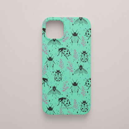 Funda KARKASA Silk Touch verde menta con patrón de insectos (abejas, mariquitas) en negro y ramas de hojas en color rosa coral. Carcasa diseño naturaleza.
