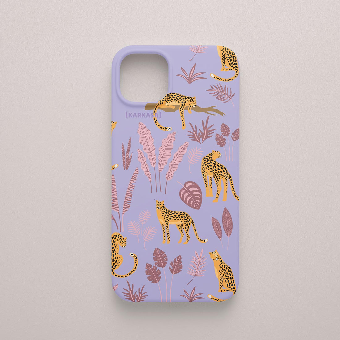 Funda KARKASA Silk Touch lila con estampado de leopardos dorados y hojas tropicales en tonos rosas y lilas. Carcasa diseño jungla chic.