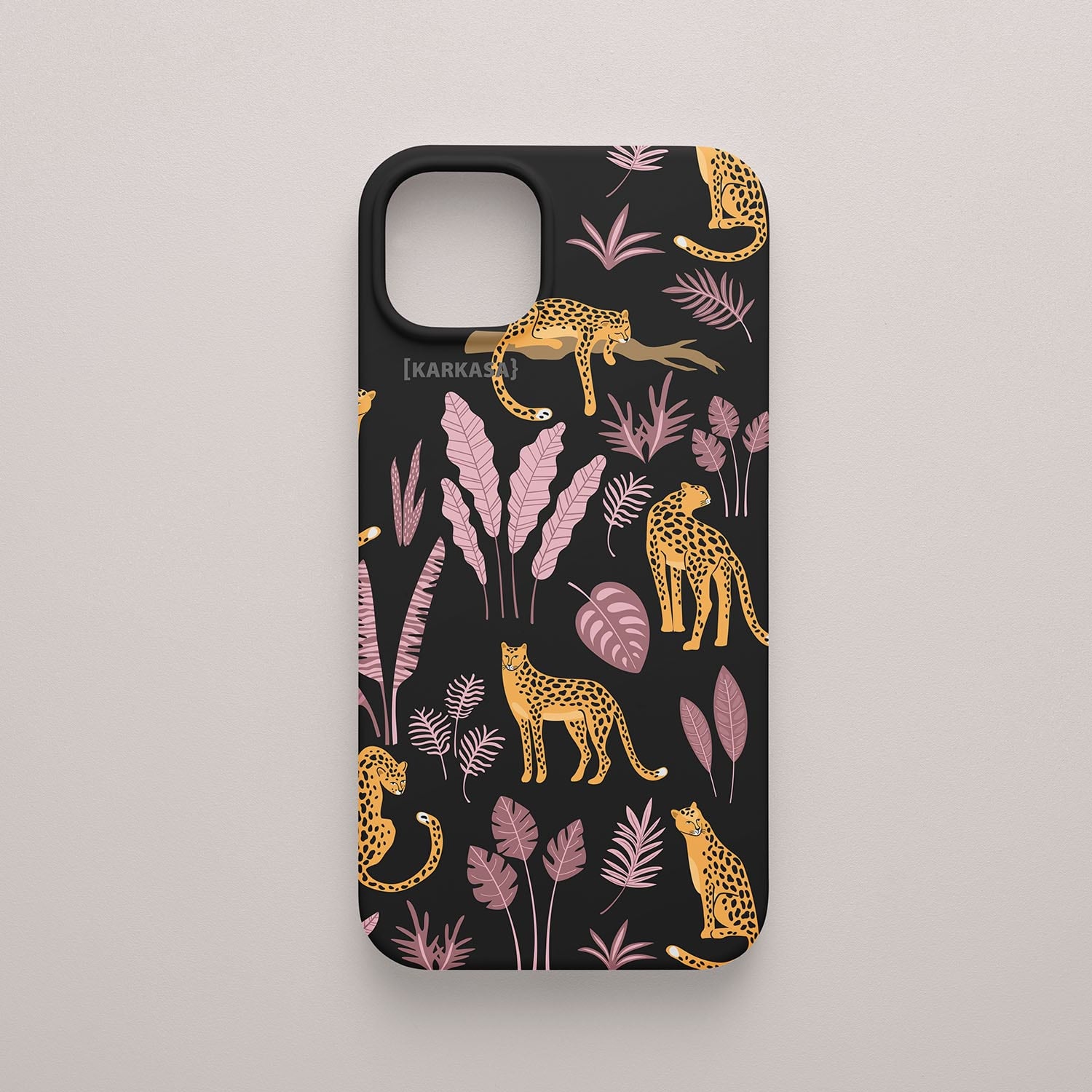 Funda KARKASA Silk Touch negra con estampado de leopardos dorados y hojas tropicales en tonos rosas y lilas. Carcasa diseño jungla chic.