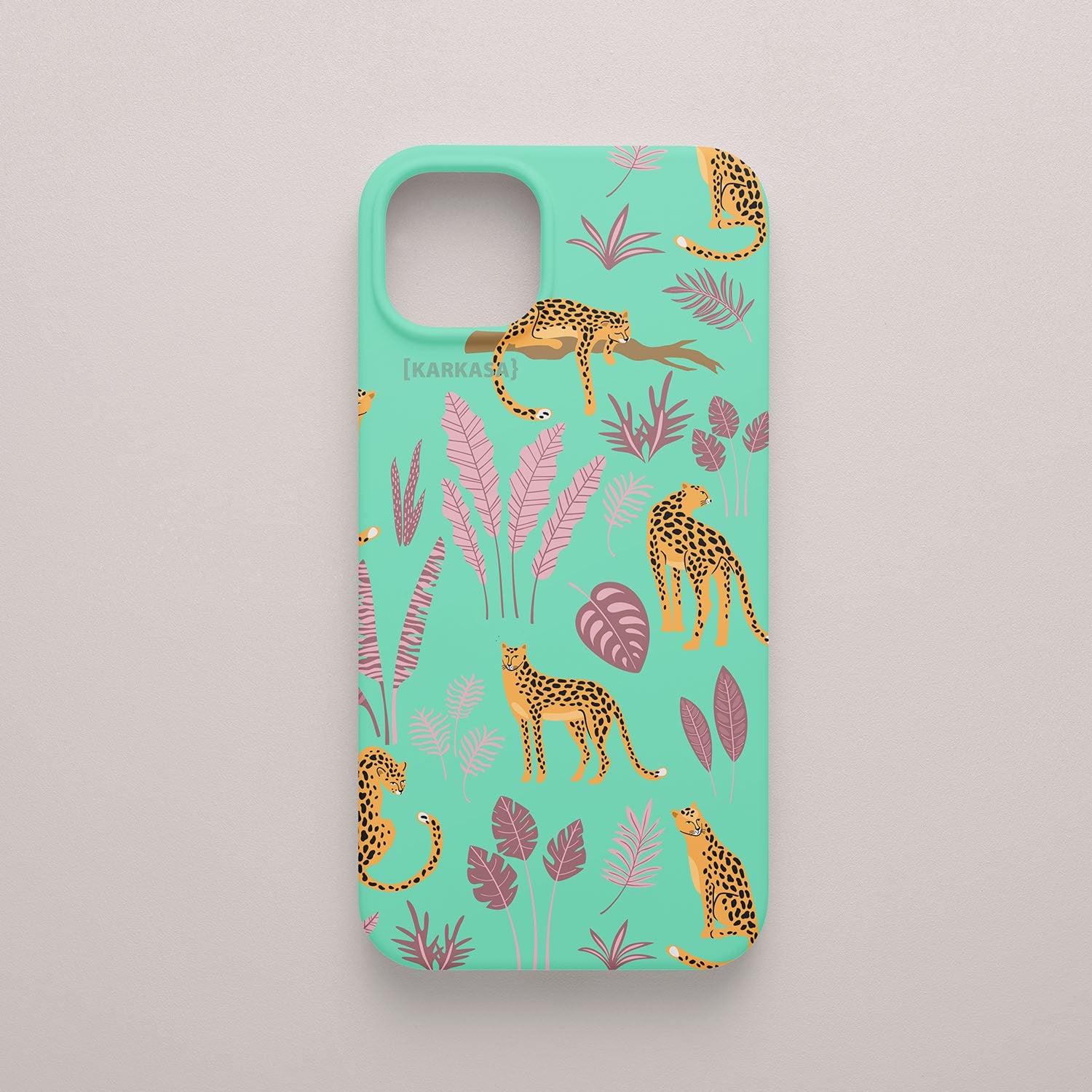 Funda KARKASA Silk Touch verde menta con estampado de leopardos dorados y hojas tropicales en tonos rosas y lilas. Carcasa diseño jungla chic.