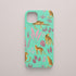 Funda KARKASA Silk Touch verde menta con estampado de leopardos dorados y hojas tropicales en tonos rosas y lilas. Carcasa diseño jungla chic.