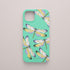 Funda KARKASA Silk Touch verde menta con estampado de libélulas doradas con alas detalladas. Carcasa estilo joyería botánica.