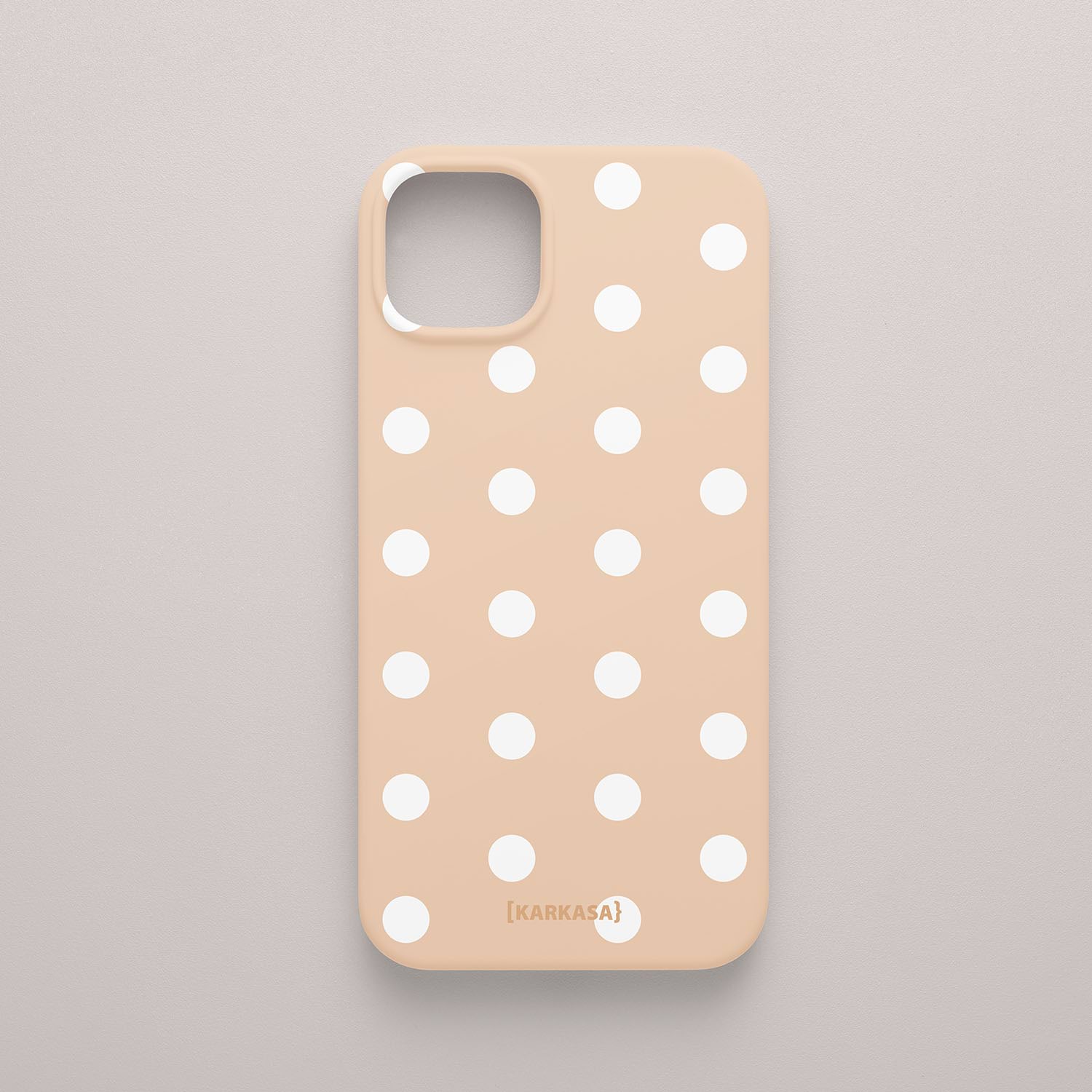 Funda KARKASA Silk Touch rosa nude con estampado clásico de lunares blancos (polka dots). Carcasa mate de silicona estilo retro vintage.