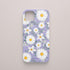 Funda KARKASA Silk Touch lila con estampado denso de pequeñas margaritas blancas y amarillas. Carcasa diseño floral silvestre.
