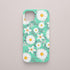 Funda KARKASA Silk Touch verde menta con estampado denso de pequeñas margaritas blancas y amarillas. Carcasa diseño floral silvestre.