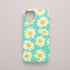 Funda KARKASA Silk Touch verde menta con estampado grande de margaritas blancas y amarillas. Carcasa de silicona estilo retro floral.