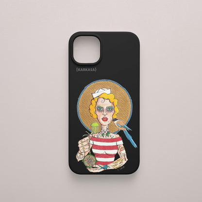 Funda KARKASA negra con ilustración del artista Daniel Buitrón: marinera rubia estilo pin-up con camiseta de rayas y un guacamayo azul.