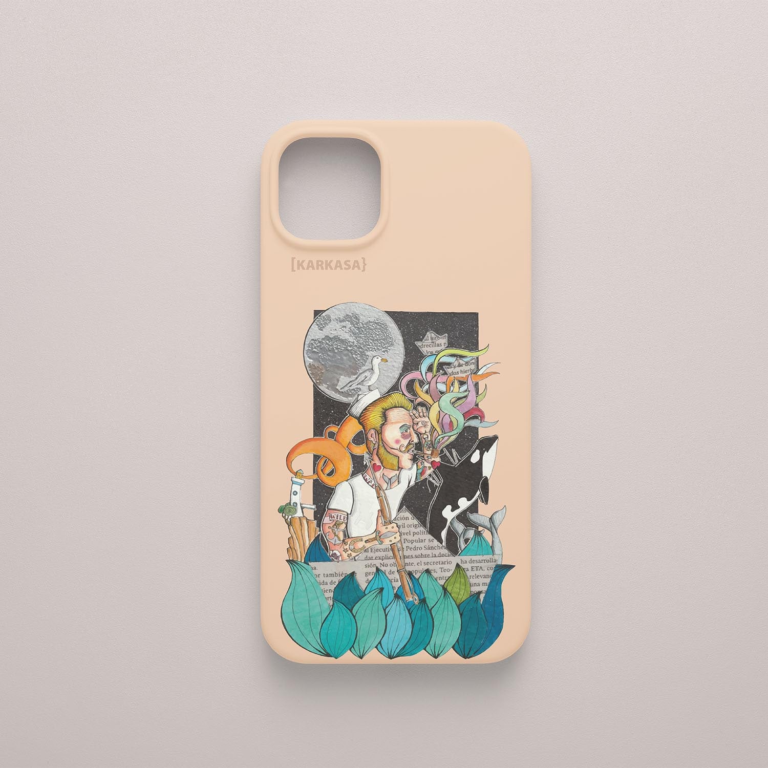 Funda KARKASA rosa nude con ilustración del artista Daniel Buitrón: marinero con pelo rosa, una orca saltando y una luna llena de fondo.