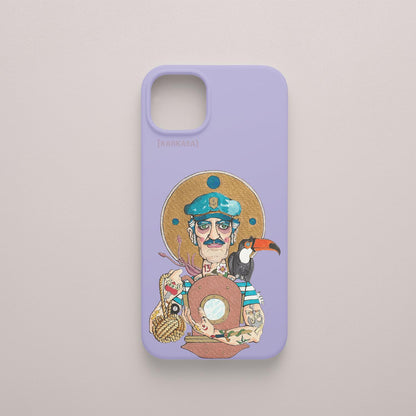 Funda KARKASA lila con ilustración del artista Daniel Buitrón: marinero con camiseta de rayas azules, un tucán en el hombro y sosteniendo un donut.