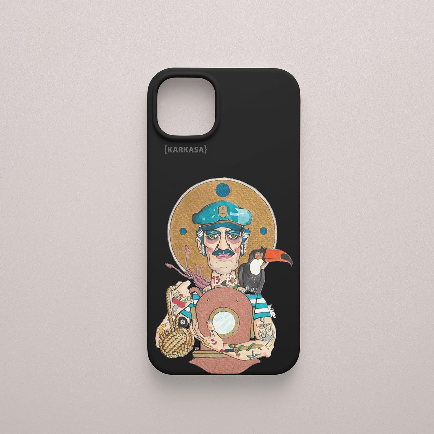 Funda KARKASA negra con ilustración del artista Daniel Buitrón: marinero con camiseta de rayas azules, un tucán en el hombro y sosteniendo un donut.