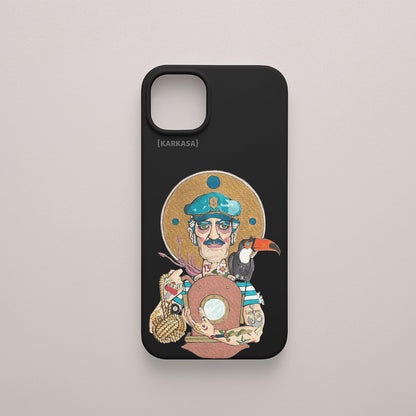 Funda KARKASA negra con ilustración del artista Daniel Buitrón: marinero con camiseta de rayas azules, un tucán en el hombro y sosteniendo un donut.