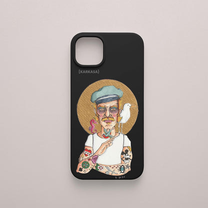 Funda KARKASA negra con ilustración del artista Daniel Buitrón: marinero tatuado estilo old school con una gaviota en el hombro.