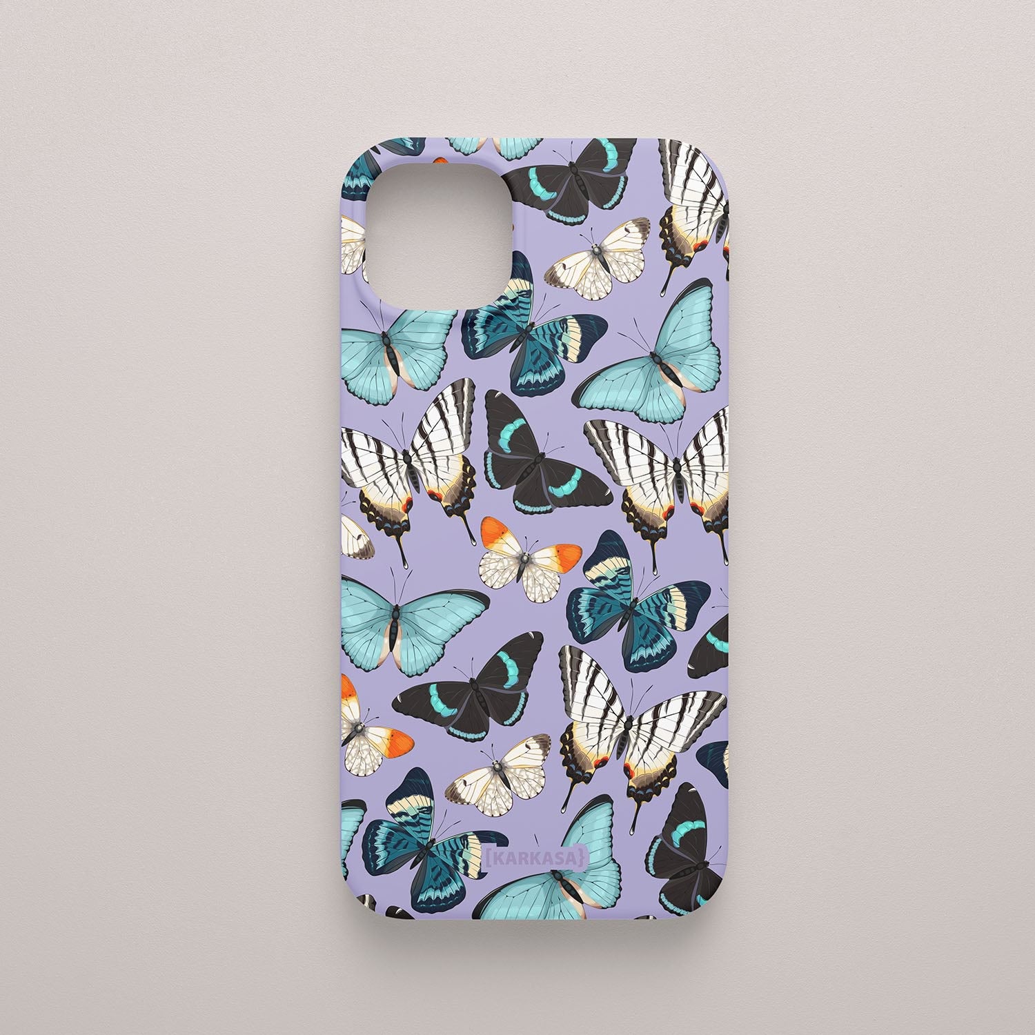 Funda KARKASA Silk Touch  lila con patrón denso de mariposas de colores (naranja, azul, blanco) volando. Carcasa diseño naturaleza tropical.