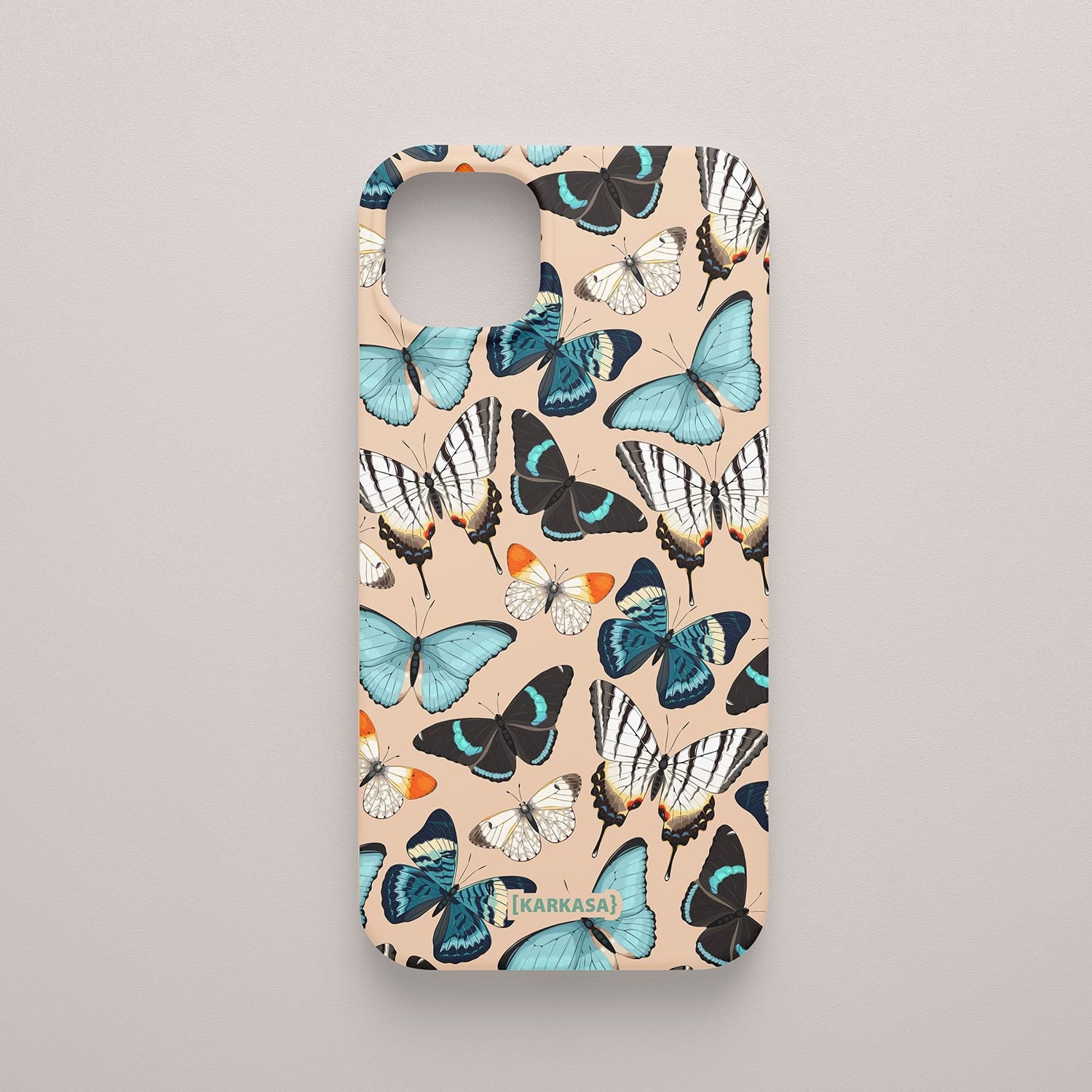 Funda KARKASA Silk Touch rosa nude con patrón denso de mariposas de colores (naranja, azul, blanco) volando. Carcasa diseño naturaleza tropical.
