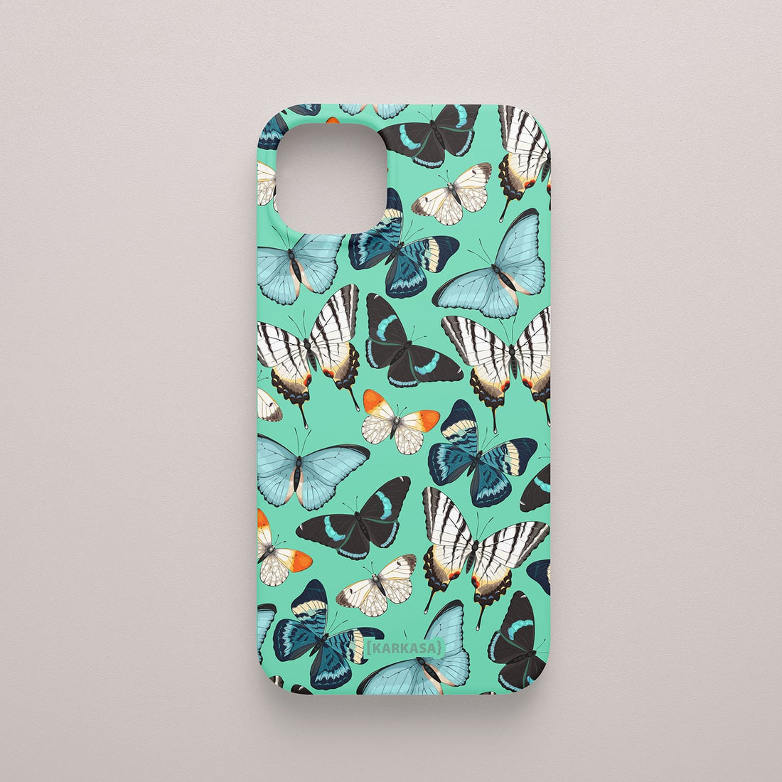 Funda KARKASA Silk Touch verde menta con patrón denso de mariposas de colores (naranja, azul, blanco) volando. Carcasa diseño naturaleza tropical.
