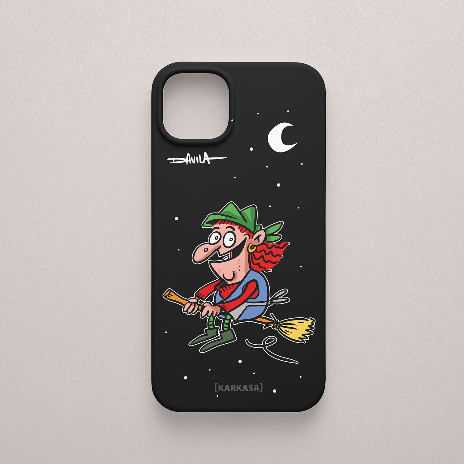 Funda móvil negra KARKASA con diseño Meiga de Luis Davila, luna blanca y personaje ilustrado volando de O Bichero.