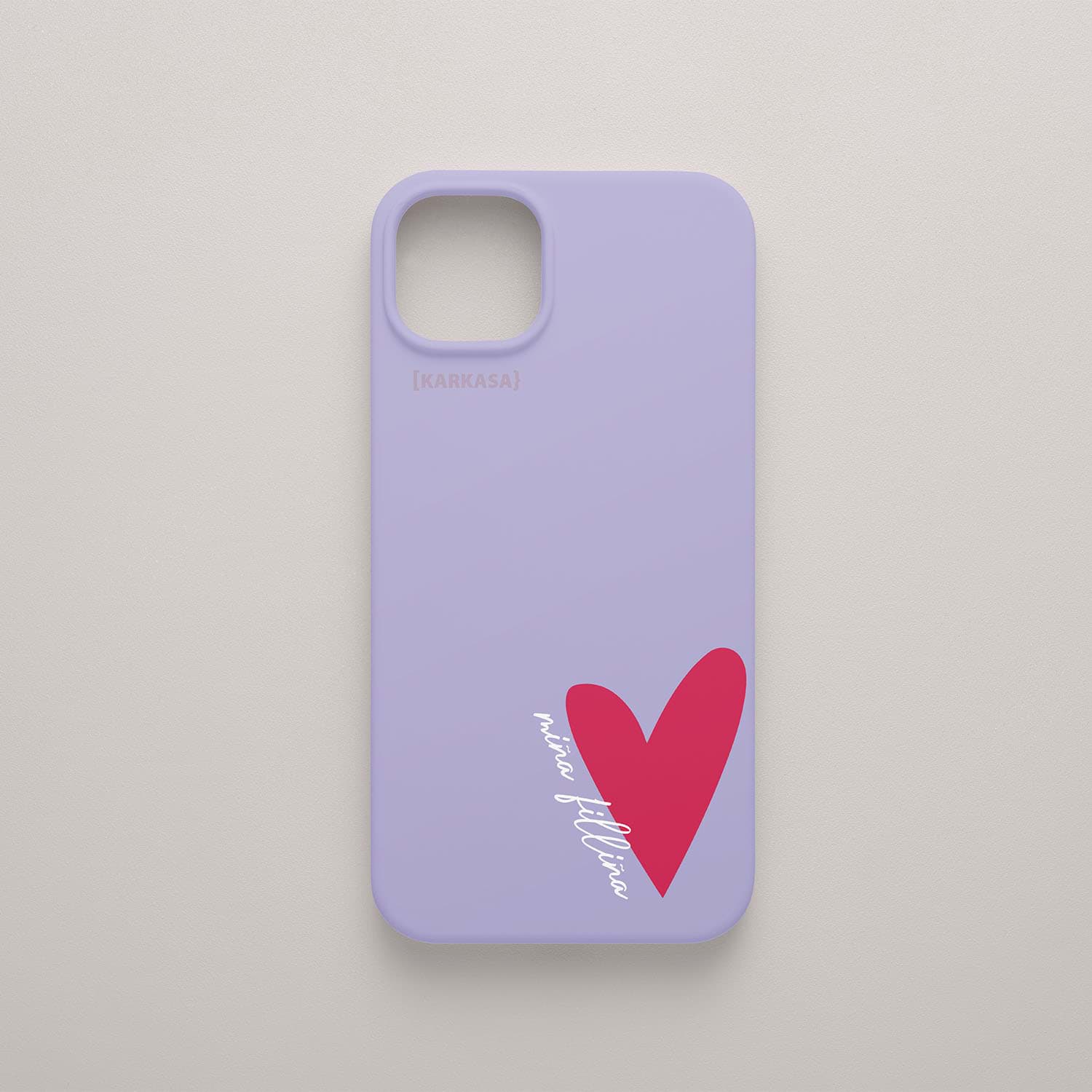 Funda lila con un corazón rojo fucsia y el texto manuscrito en gallego "miña filliña" en blanco, diseño de Son un Toxo.