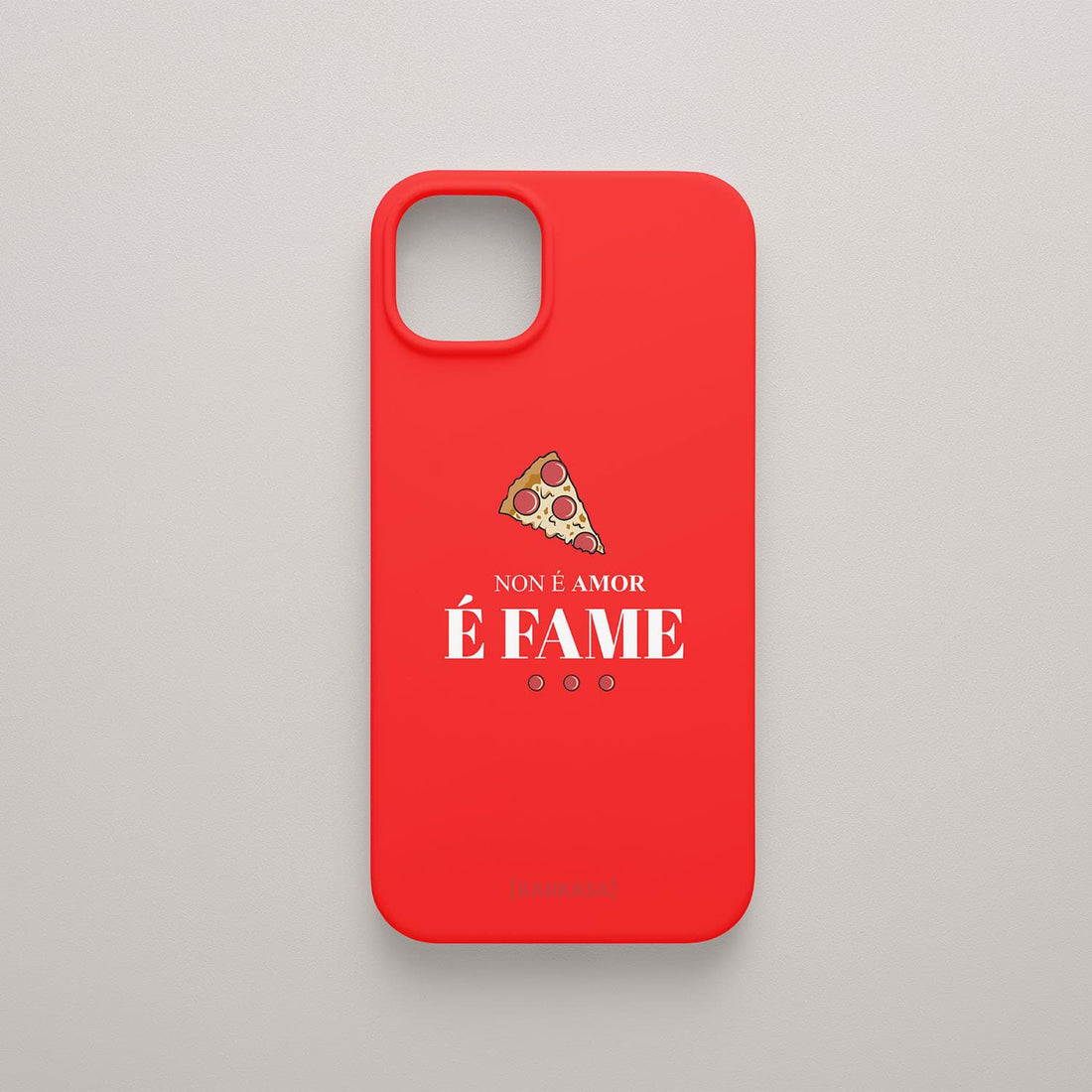 Funda roja con ilustración de una porción de pizza y la frase en gallego "Non é amor, é fame" (No es amor, es hambre), de Son un Toxo.