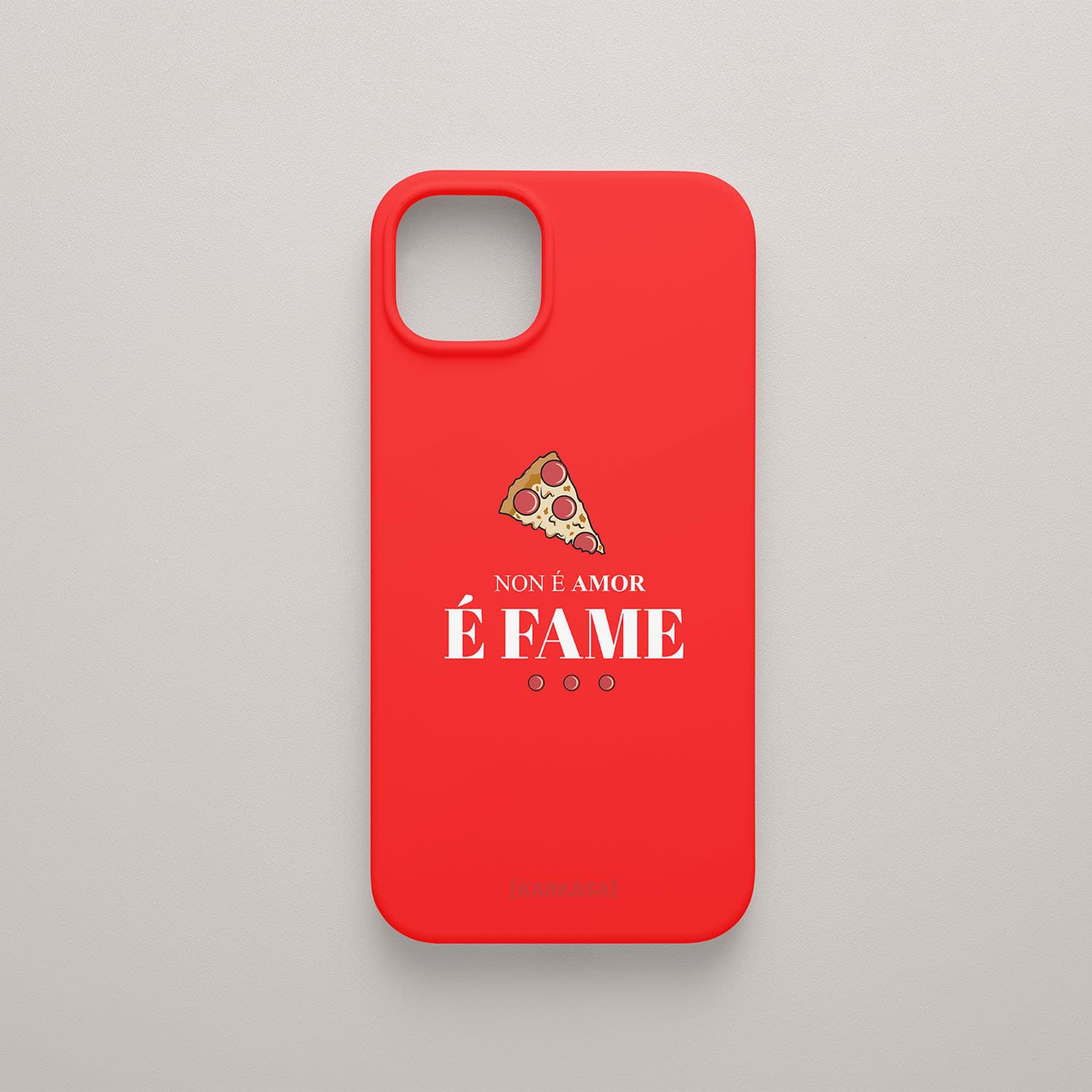 Funda roja con ilustración de una porción de pizza y la frase en gallego "Non é amor, é fame" (No es amor, es hambre), de Son un Toxo.