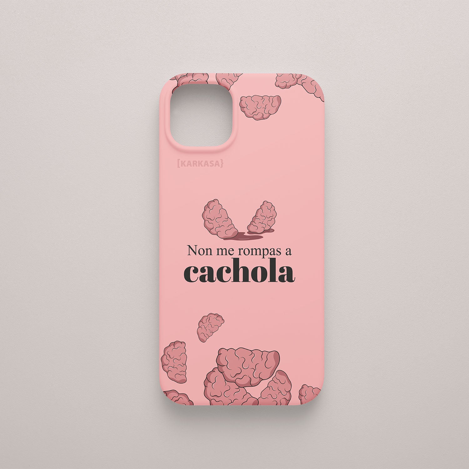 Funda móvil rosa KARKASA con diseño Non me rompas a Cachola, tipografía central y cerebros ilustrados de Son un Toxo.