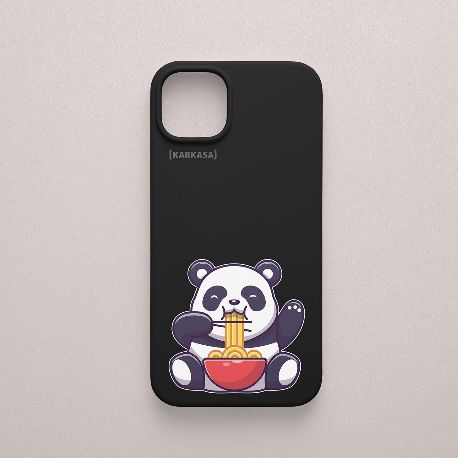 Funda KARKASA Silk Touch negra con ilustración kawaii de un oso panda comiendo un bol de ramen. Carcasa de estilo anime japonés.