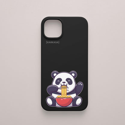 Funda KARKASA Silk Touch negra con ilustración kawaii de un oso panda comiendo un bol de ramen. Carcasa de estilo anime japonés.