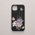 Funda KARKASA Silk Touch negra con ilustración estilo grabado antiguo de rosas y mariposas en tonos morados. Carcasa floral vintage